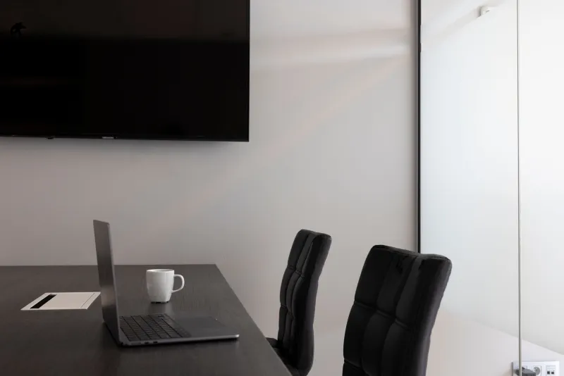 The Silent Handshake: How Introverted Professionals Win Rooms Without Saying a Word